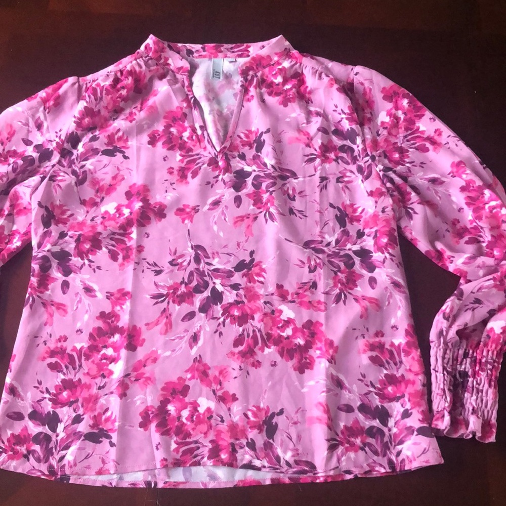 Women’s blouse size M pink floral v neck